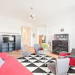Modern Bauhaus شقة